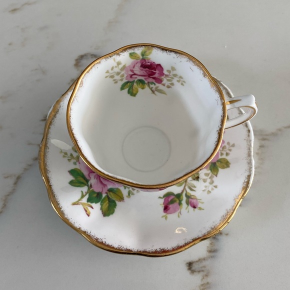 Royal Albert: tea cup and saucer set - Picture 2 of 4